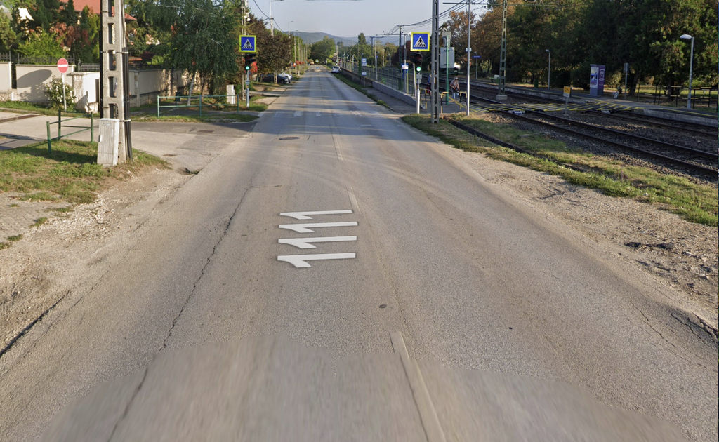Innen már látszik a tábla, ha keressük ott van.